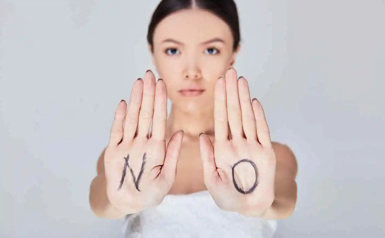 Immagine donna con le lettere N O sulle mani