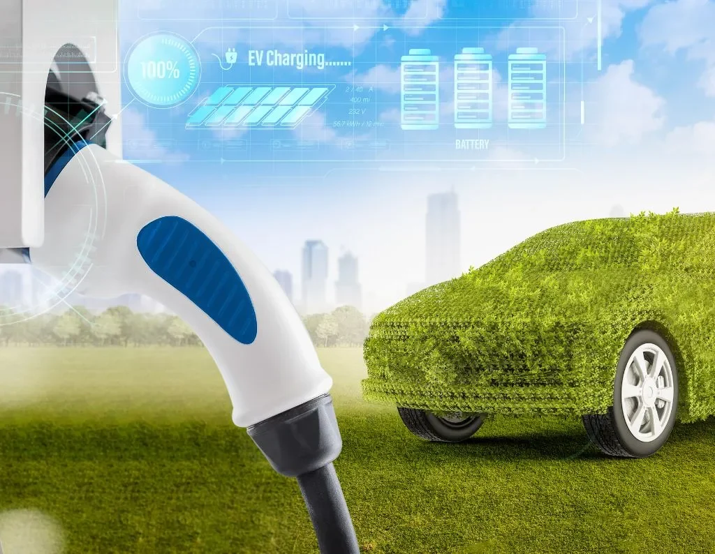 Immagine plugin ricarica auto elettrica con auto ricoperta di verde che simboleggia il green
