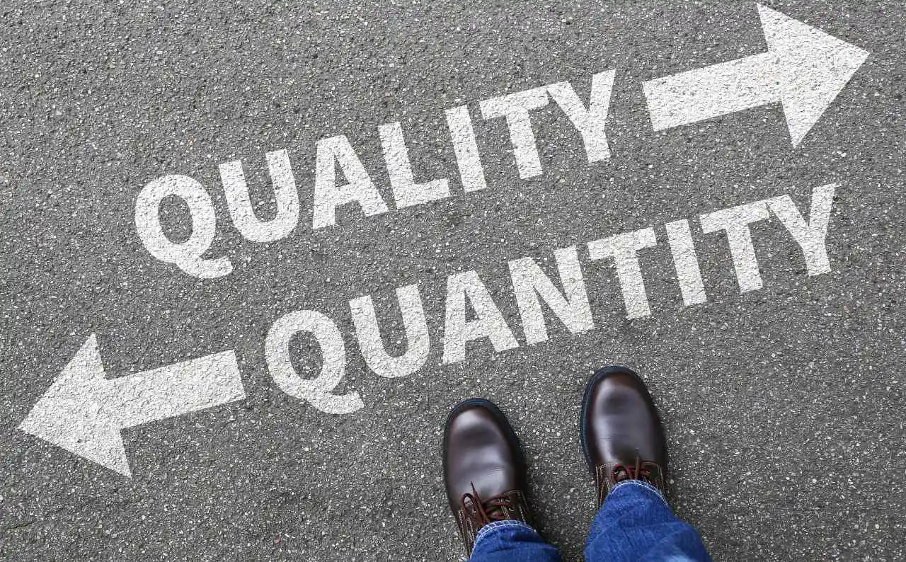 Immagine con dei piedi fermi su scritte qualità e quantità