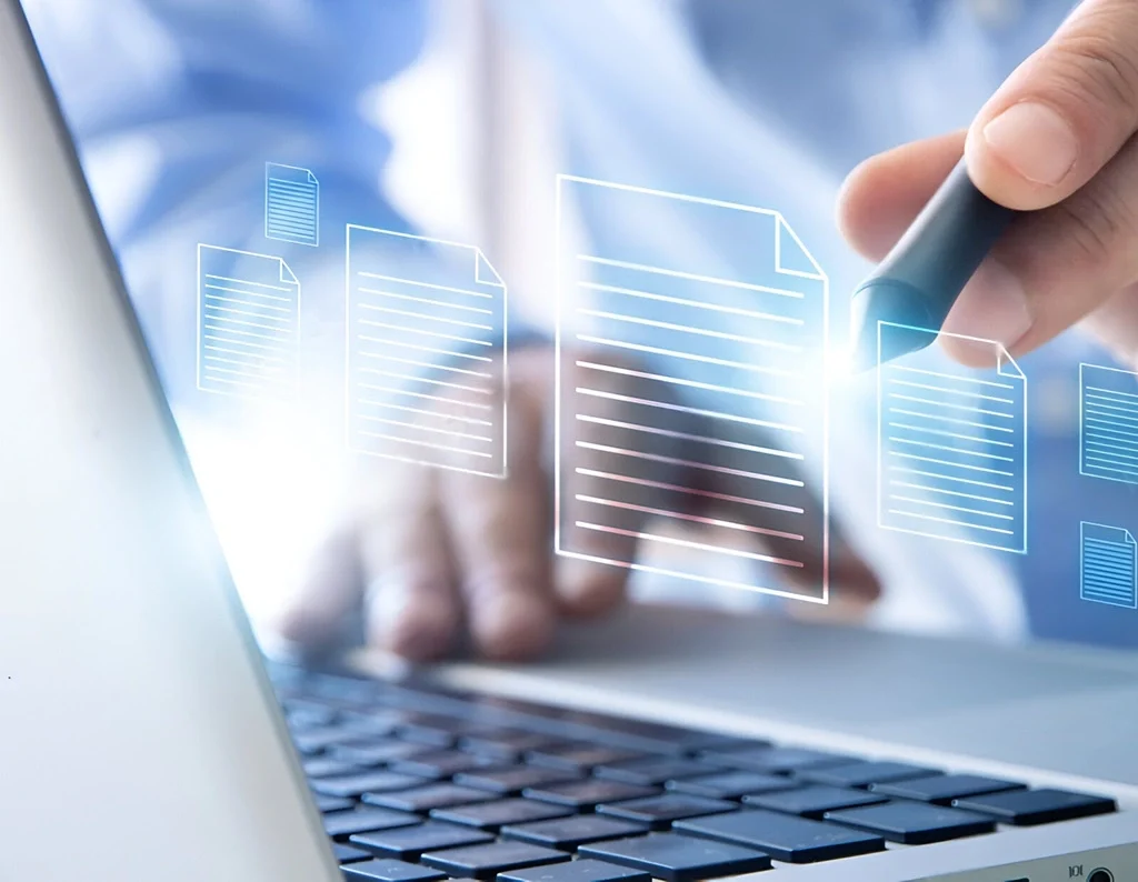 Primo piano di una persona che utilizza la firma digitale per interagire con un laptop, con icone di documenti digitali fluttuanti sullo schermo, rappresentando la gestione digitale dei documenti o l'archiviazione su cloud.