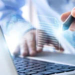 Primo piano di una persona che utilizza la firma digitale per interagire con un laptop, con icone di documenti digitali fluttuanti sullo schermo, rappresentando la gestione digitale dei documenti o l'archiviazione su cloud.