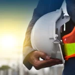 Busto di un lavoratore con casco di sicurezza, simbolo delle nuove regole introdotte dall'Accordo Stato-Regioni 2025