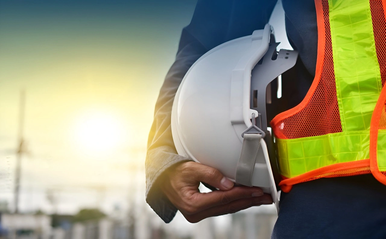 Busto di un lavoratore con casco di sicurezza, simbolo delle nuove regole introdotte dall'Accordo Stato-Regioni 2025